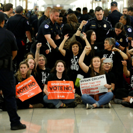 Protesta en contra de Brett Kavanaugh, el candidato al Tribunal Supremo de Trump, en el Capitolio de Washington -  REUTERS/Joshua Roberts