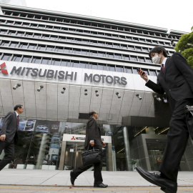 Gente caminando frente a la sede de Mitsubishi Motors en Tokio, Japón. REUTERS/Toru Hanai