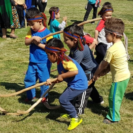 Niños practicando el tradicional deporte mapuche. - Ministerio de Desarrollo Social y Familia (Chile)