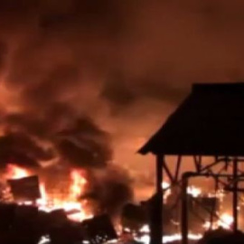 Un incendio arrasa una nave de disolventes en Arganda del Rey