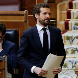 El líder del PP, Pablo Casado, se dirige a la tribuna del Congreso y pasa por el lado del exministro de Sanidad, Salvador Illa.