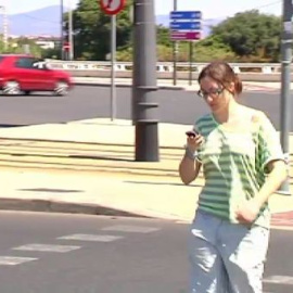 En Valencia alertan de que han aumentado los atropellos a peatones distraídos con el móvil.
