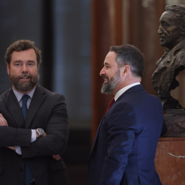 El portavoz de Vox en el Congreso, Iván Espinosa de los Monteros (i), y el líder de Vox, Santiago Abascal, conversan en las inmediaciones de un pleno extraordinario en el Congreso de los Diputados, a 13 de julio de 2022