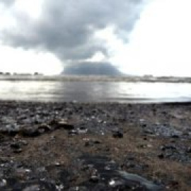 El vertido afecta a seis kilómetros de playa en Algeciras