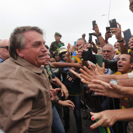 12/07/2022 - El presidente de Brasil, Jair Bolsonaro, saluda a sus partidarios durante un mitin en caravana en Salvado, estado de Bahía, Brasil, el 2 de julio de 2022.