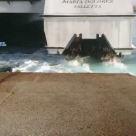 Descubren a un inmigrante argelino oculto en el casco de un ferry.