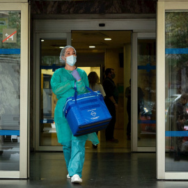 Una profesional sanitaria sale del Centro Atención Primaria (CAP) de Manso de Barcelona. EFE/Enric Fontcuberta