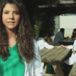 Recién licenciados en Medicina utilizan su graduación para motivar a otros estudiantes como ellos