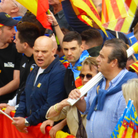 Dirigentes ultras valencianos concentrados en la Plaza del Ayuntamiento
