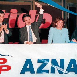 José María Aznar en el balcón de sede de Génova 13 junto a Mariano Rajoy, Álvarez-Cascos, Botella y Rato, la noche del 3 de marzo de 1996.