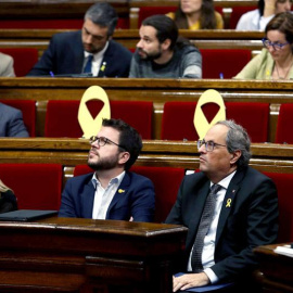 El presidente de la Generalitat, Quim Torra (derecha) ,el vicepresidente del Govern Pere Aragonès (centro) y La consellera de la Presidencia, Elsa Artadi (izquierda) observan el resultado de una de las votaciones del pleno del Parlament. (TONI ALBIR | EF