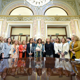 La diputada del PP Beatriz Escudero, durante la rueda de prensa, en la que ha estado arropada por una veintena de diputadas y diputados y en la que ha asegurado que se han sentido "humillada y despreciada" por Gabriel Rufián. EFE/ Fernando Villar