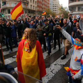 Nazis hacen el saludo fascista en Valencia este martes. REUTERS/Heino Kalis