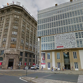 Sede del Banco Pastor (i), junto a la de la Fundación Barrié.