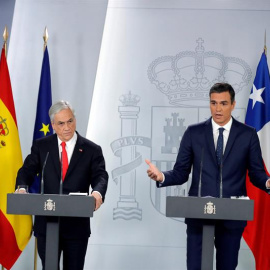 El presidente del Gobierno, Pedro Sánchez, y el presidente de Chile, Sebastián Piñera, durante la rueda de prensa posterior al encuentro que mantuvieron este martes por la tarde en el Palacio de la Moncloa. - EFE