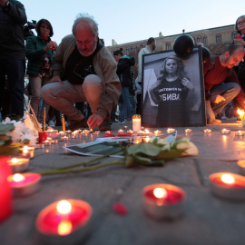 Flores y velas que quedan en memoria de la periodista búlgara Viktoria Marinova en Ruse, Bulgaria. REUTERS