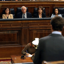 El presidente del PP, Pablo Casado (de espaldas), durante su su pregunta al presidente del Gobierno, Pedro Sánchez, en la sesión de control del Congreso de los Diputados. EFE/Ballesteros