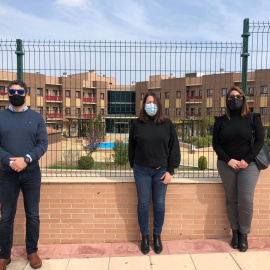 Miembros de la plataforma ante la Residencia Caridad y Consolación.