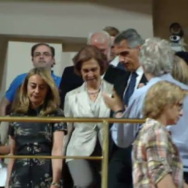 Abucheos y aplausos para recibir a la Reina en el Auditorio Nacional