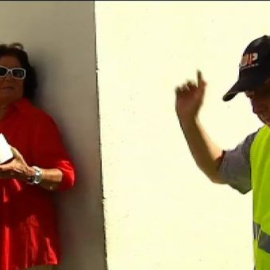 Miembros del SUP reparten papel higiénico a la entrada de las comisarías