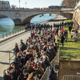 La Policía francesa desaloja los muelles del Sena, abarrotados pese a las restricciones este 6 de marzo de 2021.