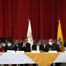 Los representantes indígenas, de la Conferencia Episcopal, del Comité Empresarial y del Gobierno de Ecuador, en una rueda de prensa, a 30 de junio de 2022.