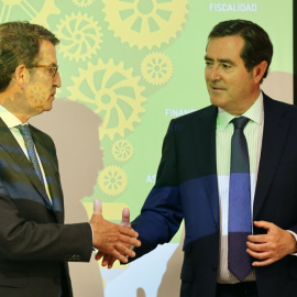 30/6/2022 Alberto Núñez Feijóo saluda al presidente de la Confederación Española de Organizaciones Empresariales, Antonio Garamendi, en un acto de la Asociación de Trabajadores Autónomos el pasado martes en Madrid.
