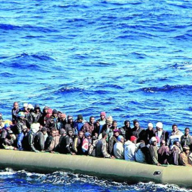 Migrantes en el mediterráneo. Foto de archivo.