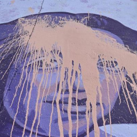 Vista del retrato de María Isidra de Guzmán, la primera mujer que ostentó el grado universitario de España, y que forma parte del mural feminista de Alcalá de Henares, Madrid.