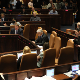 El Ministro de Asuntos Exteriores de Israel, Yair Lapid, participa en la sesión de votación para disolver el Parlamento israelí, en Jerusalén, Israel, el 30 de junio de 2022.