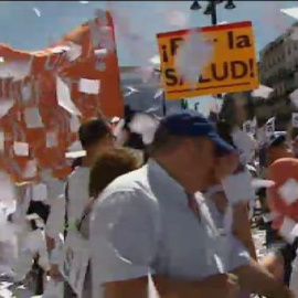 La marea blanca sale a la calle tras ganar la primera batalla en los tribunales