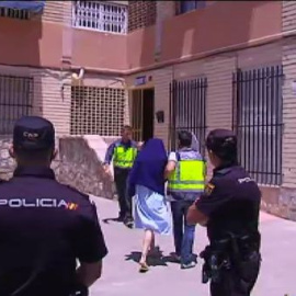 Rescatan a un bebé que su madre había arrojado por el desagüe