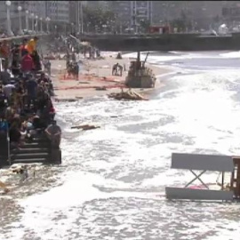 Las olas se llevan las hogueras en A Coruña