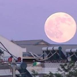 La 'superluna' ilumina el cielo de todo el mundo