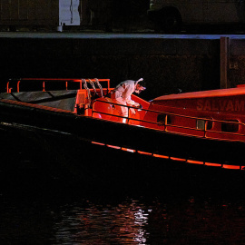 Una persona de Salvamento marítimo en una lancha en el Puerto de Gran Tarajal, a 2 de febrero de 2022, en Fuerteventura.