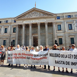 14/07/2022 Miembros de la Plataforma contra la impunidad del franquismo, concentrados frente al Congreso de los Diputados el día que se aprobó la Ley de Memoria Democrática