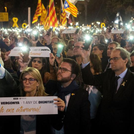 El president i el vicepresident de la Generalitat, Quim Torra i Pere Aragonès, i la portaveu del Govern, Elsa Artadi, a la concentració "Un any de vergonya, un any de dignitat" convocada per  ANC i Ómnium Cultural, en l'aniversari de l'empresonament de