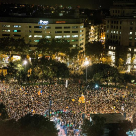 Acte polític de protesta a Plaça de Catalunya de Barcelona en l'aniversari de l'empresonament de Jordi Cuixart i Jordi Sànchez. EFE / Enric Fontcuberta