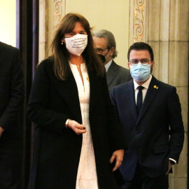 Laura Borràs després de saludar Pere Aragonès just abans de la sessió constitutiva del Parlament on ha estat elegida presidenta de la cambra.