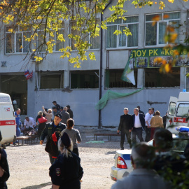 Personal de los servicios de emergencias atienden a varios heridos después de que un estudiante atentase contra el instituto politécnico de la ciudad de Kerch (Crimea). / EFE