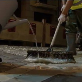 Aplican un antideslizante en las calles de Pamplona para reducir los resbalones en los encierros