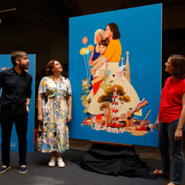 L'alcaldessa de Barcelona, Ada Colau; l'autor del cartell de la Mercè 2022, David de las Heras, i la pregonera Carla Simón.