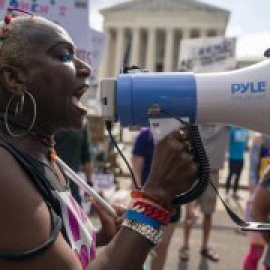 Multitudinaria manifestación frente al Tribunal Supremo de EEUU contra la decisión de revocar el derecho al aborto