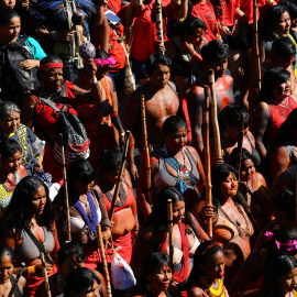 Indígenas participan en una marcha para exigir respeto por sus derechos y protestar contra el presidente de Brasil, Jair Bolsonaro. Reuters
