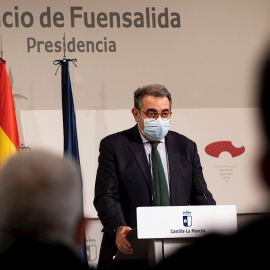 El consejero de sanidad, Jesus Fernandez Sanz, anuncia las medidas adoptadas en el Consejo de Gobierno extraordinario. - EFE
