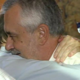 Abrazo entre Rubalcaba y Griñán en el Consejo Territorial