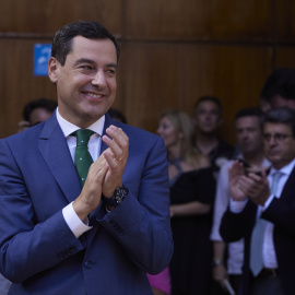 El candidato ya investido, Juanma Moreno, saluda tras la segunda jornada del debate de investidura del presidente de la Junta de Andalucía de la XII legislatura en el Parlamento de Andalucía, a 21 de julio de 2022 en Sevilla (Andalucía, España) Fecha: