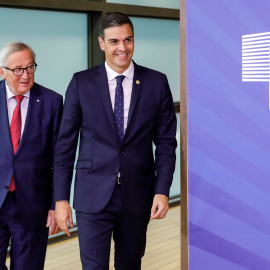 El presidente del Gobierno, Pedro Sánchez, con el presidente de la Comisión Europea, Jean-Claude Juncker, en Bruselas. EFE/ Elio Germani