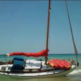 Un velero encallado a la orilla de la playa