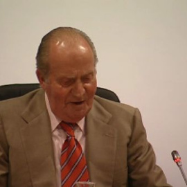 El Rey pide a los becados de "la Caixa" que vuelvan tras su estudios